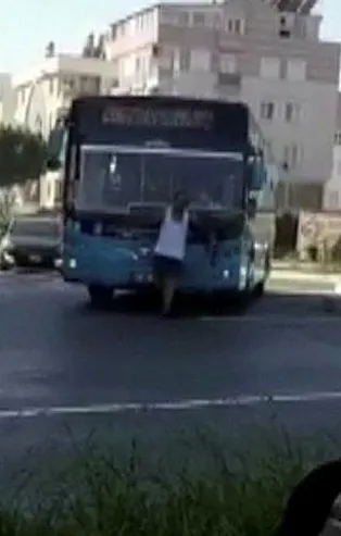 Antalya'da şoke eden olay! Otobüse maskesiz alınmayınca sileceklere tutundu