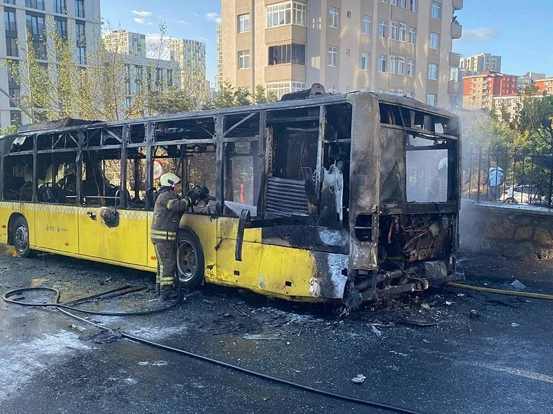Ümraniye'de İETT otobüsü alev alev yandı. (İHA)
