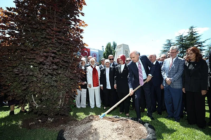 tbmmde-15-temmuz-programi-bombalanan-alanlara-karanfil-birakildi-1784118730079.jpeg TBMM'de FETÖ'cülerin bombaladığı alana karanfil bırakıldı-3