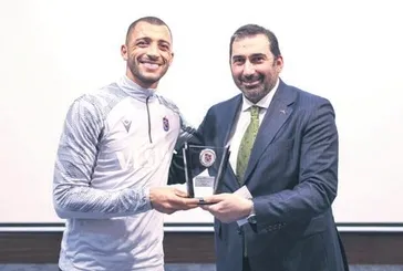 Kalbimde bir sızıyla ayrıldım