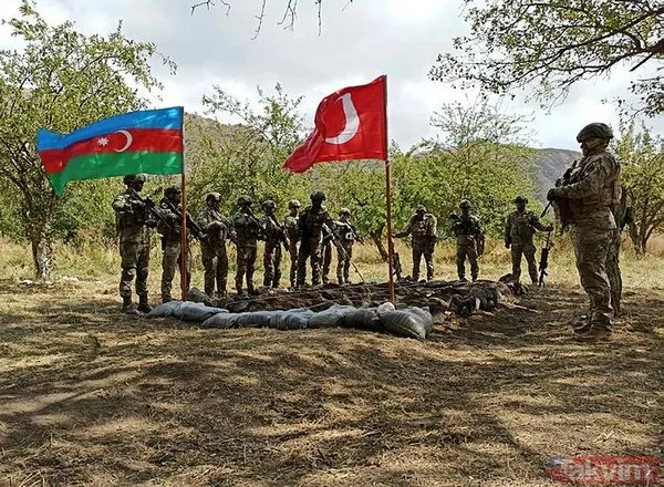 Elde Türk bayrağı dilde Allahu ekber! Laçın'da 30 yıl sonra ezan sesi: "Türk'ün gücünü gördünüz" - 1