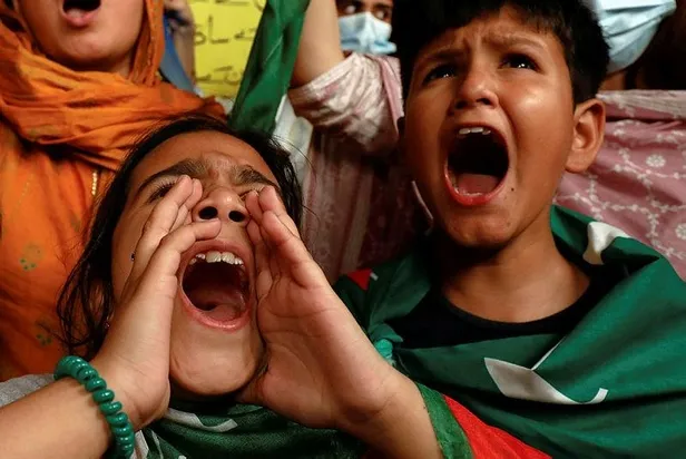 Son dakika: Pakistan'da muhalefet bloğunun adayı Şahbaz Şerif meclisteki oylamada başbakanlığa seçildi-3