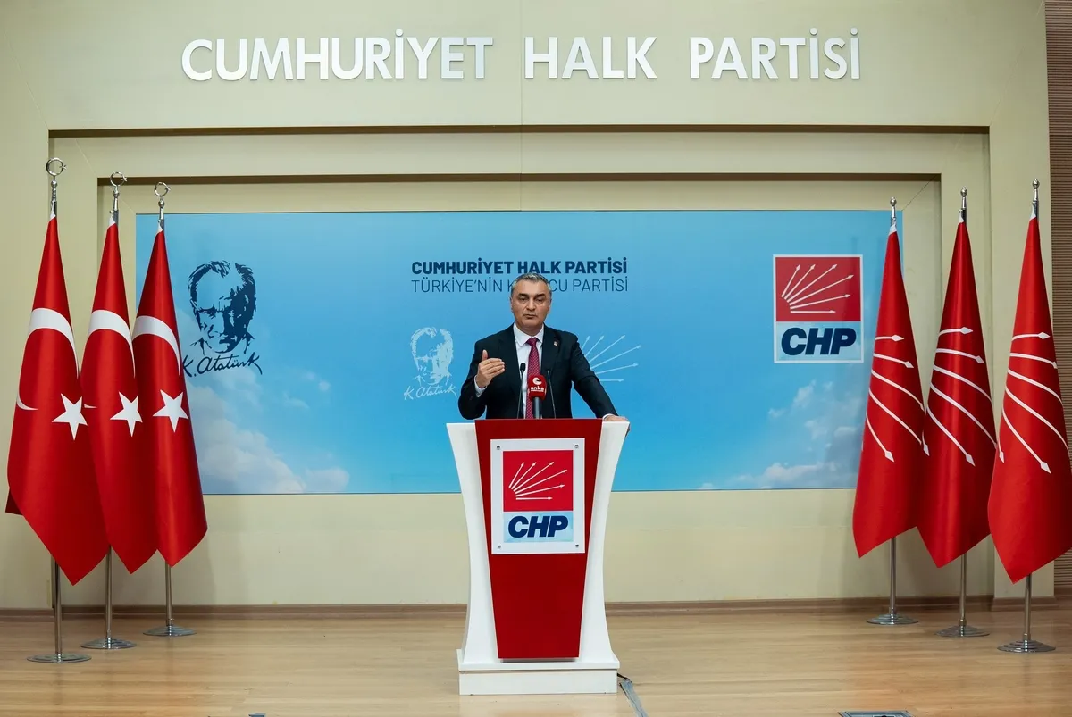 ozgur-ozelin-yeni-parti-ilanina-tepki-bu-fikir-degil-koltuk-ayrismasi-1784647673252.jpeg Özgür Özel’e CHP’den ilk tepki: Bu fikir değil koltuk ayrışması-4