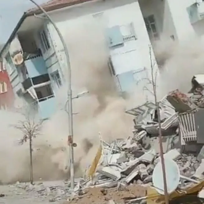 Malatyadaki depremde 6 katlı binanın çökme anı kamerada!