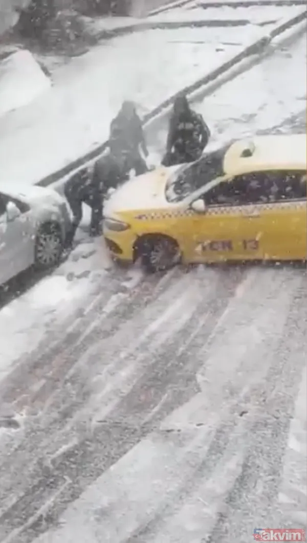 Yine Kağıthane Şirintepe'de Yaşanan Bir Diğer Kazada İse, Yokuştan İnen Taksi Şöförünün Kullandığı Araç Kaydı. Karda Kayıp Kaza Yaptılar Yan Dönen Taksi Park...