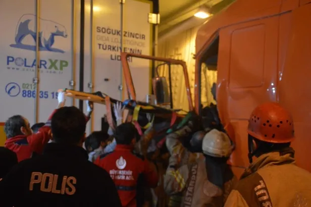 SON DAKİKA: Bayrampaşa’da feci kaza: Sıkışan tır sürücüsü itfaiye ekiplerinin çalışması sonucu çıkarıldı-4