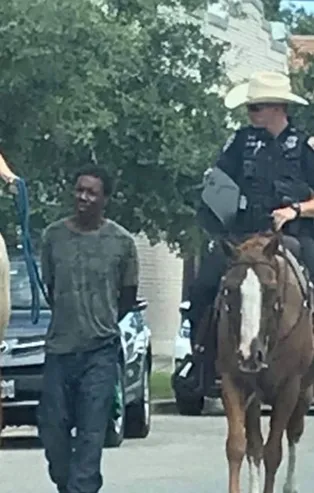 Siyahi bir adamı bağlayarak yürüten Teksas polisi büyük tepki çekti