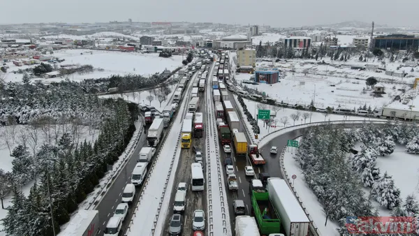 TEM Otoyolu Gebze mevkiinde kar nedeniyle kilometrelerce araç kuyruğu oluştu! Sürücüler zor anlar yaşadı - 7