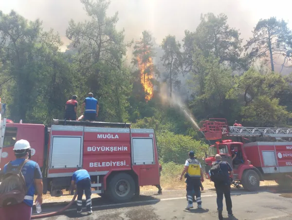 mugla-marmaristeki-yangin-ilerliyor-orhaniye-mahallesindeki-marinada-yatlar-aciga-demirledi-1627990874380.jpg Muğla Marmaris'teki yangın ilerliyor! Orhaniye Mahallesi'ndeki marinada yatlar açığa demirledi-9