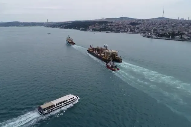 Son dakika: Karadeniz'deki gazın taşınması için deniz dibine boru döşeyecek "Castoro 10" İstanbul Boğazı'ndan geçti