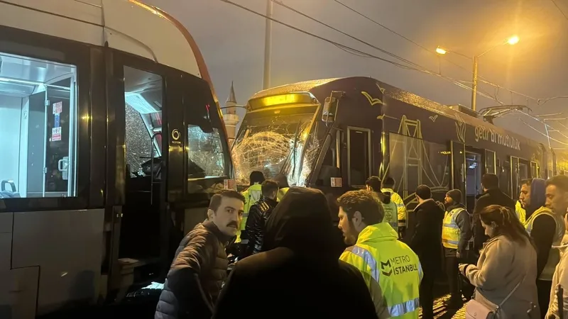 SON DAKİKA I İstanbul'da iki tramvay çarpıştı!-3