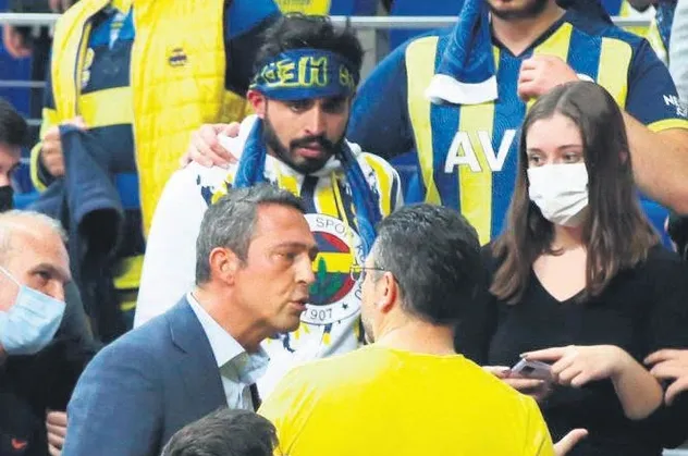 Tükenmişlik sendromu! Fenerbahçe Başkanı Ali Koç önce istifaya çağrıldı sonra da taraftarın üzerine yürüdü