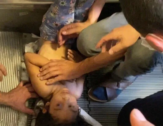 Metroda dehşet anları! Küçük kız merdivenlere sıkıştı