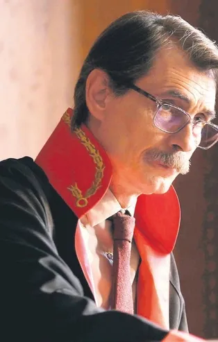 ATV'nin yeni dizisi Hakim milyonları ekrana kilitledi! Dizinin ilk bölümü izleyenlerden tam not aldı