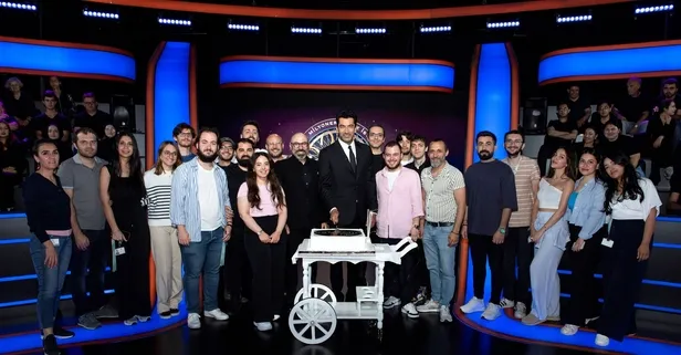 Kim Milyoner Olmak İster’in yıldızı Kenan İmirzalıoğlu’na stüdyoda sürpriz doğum günü!