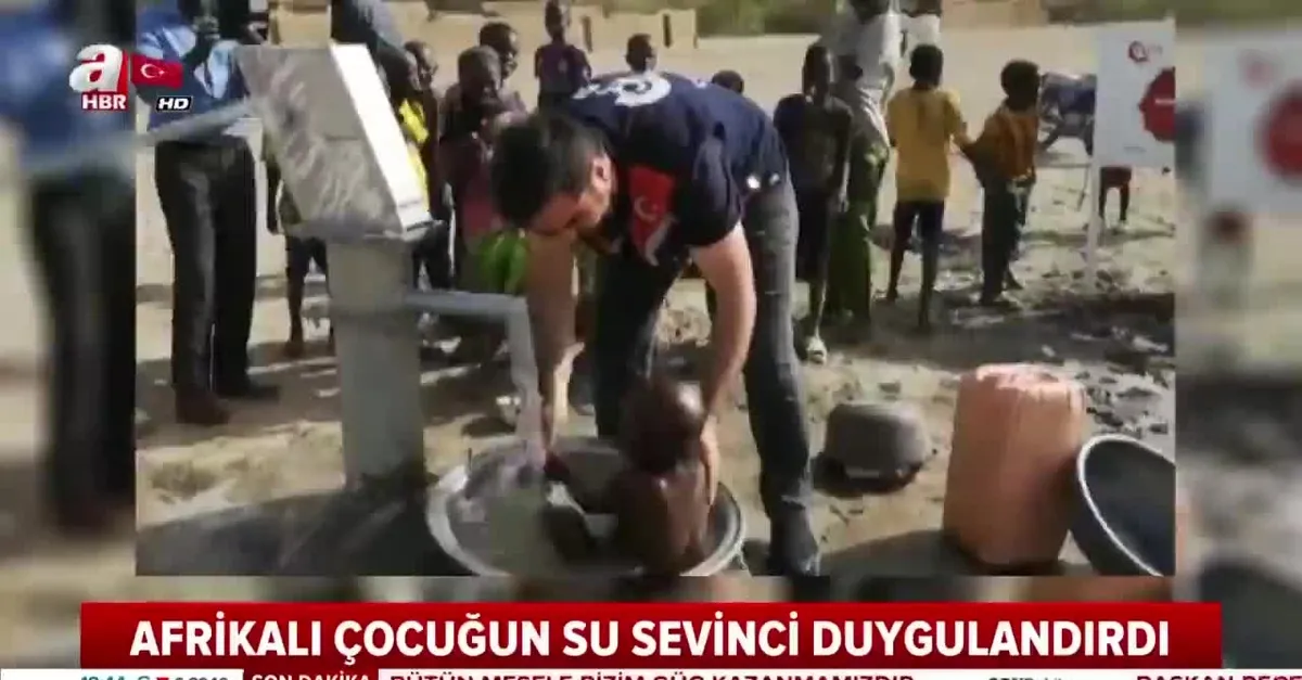 Afrikalı çocuğun su sevinci duygulandırdı
