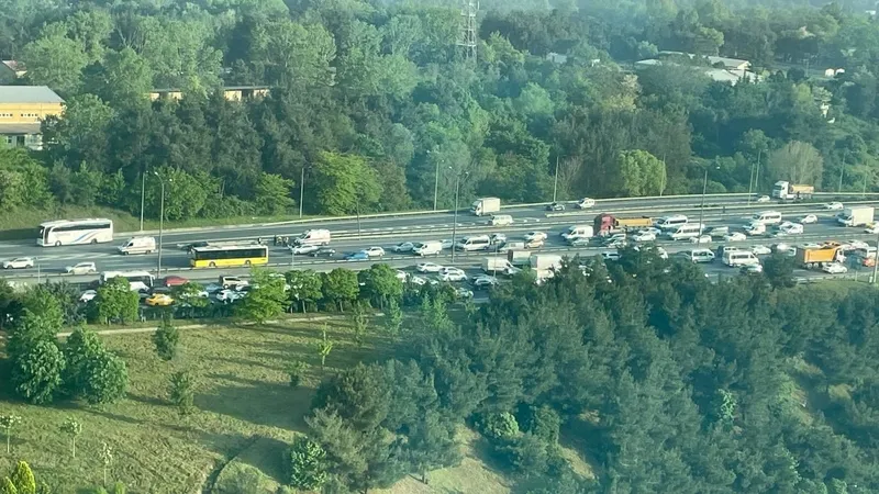 temi-kilitleyen-kaza-takvim-objektifinde-otomobil-bariyerlere-girdi-1714712295675.jpeg TEM'i kilitleyen kaza TAKVİM objektifinde! Otomobil bariyerlere girdi-3