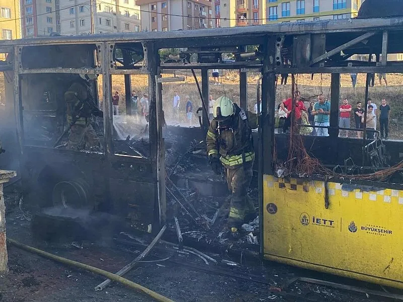 Ümraniye'de İETT otobüsü alev alev yandı. (İHA)