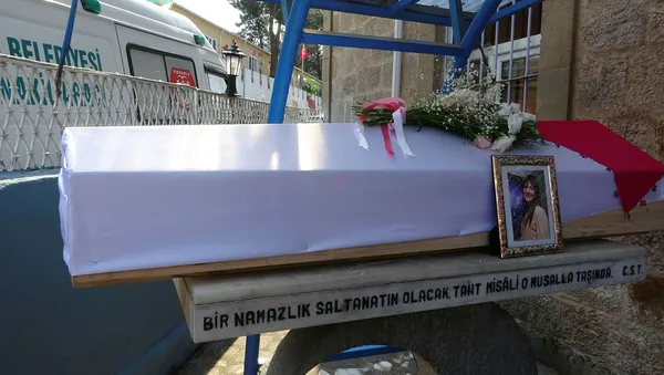 cocuklar-duymasinin-yildizi-seda-fettahoglu-parkta-olu-bulunmustu-memleketinde-son-yolculuguna-ugurlandi-1695987998542.jpg Çocuklar Duymasın'ın yıldızı Seda Fettahoğlu parkta ölü bulunmuştu! Memleketinde son yolculuğuna uğurlandı!-5