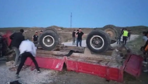 Traktör römorku devrildi: 3'ü çocuk 4 ölü 18 yaralı!
