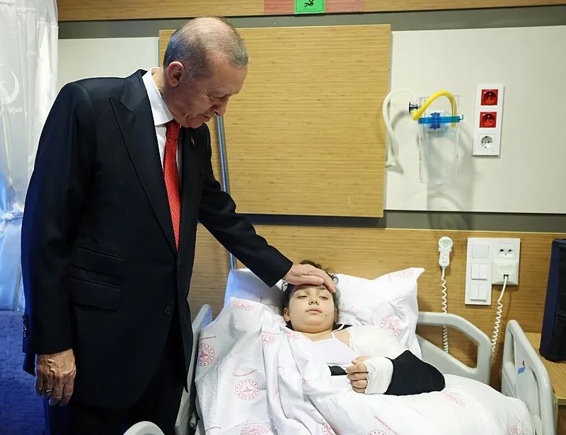 Başkan Recep Tayyip Erdoğan, Balıkesir'deki yaralıları ziyaret etti. (AA)