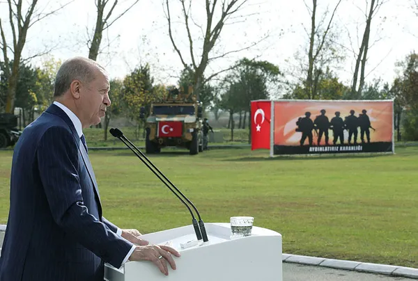 son-dakika-baskan-erdogandan-41-komando-tugay-komutanligi-sancak-verme-toreninde-onemli-aciklamalar-1605260424030.jpg SON DAKİKA: Başkan Erdoğan'dan 41. Komando Tugay Komutanlığı Sancak Verme Töreni'nde önemli açıklamalar-3