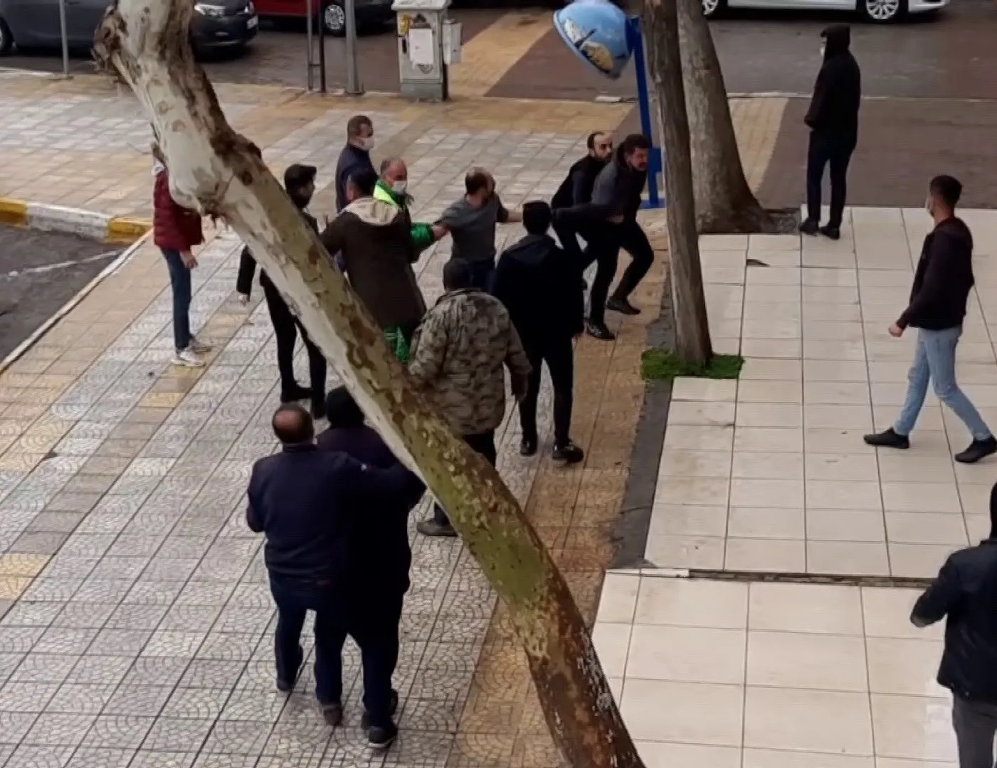 Müşteriye tekme tokat saldıran taksiciler bıçaklandı