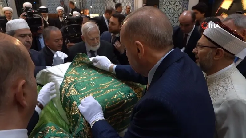 eldiveni-takti-bizzat-kendi-acti-baskan-recep-tayyip-erdogan-hirka-i-serifi-ziyaret-etti-1712333650943.jpeg Eldiveni taktı bizzat kendi açtı! Başkan Recep Tayyip Erdoğan Hırka-i Şerif'i ziyaret etti-7