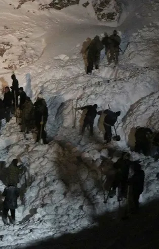 Son dakika: Van'da çığ altındaki 2 kişi için arama kurtarma çalışması yeniden başladı