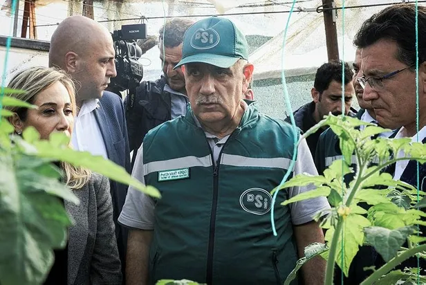 antalyada-sel-felaketi-bakan-vahit-kirisci-selden-etkilenen-seralar-bolgesinde-incelemelerde-bulunarak-aciklam-1670941600963.jpeg Antalya'da sel felaketi! Bakan Vahit Kirişci selden etkilenen seralar bölgesinde incelemelerde bulunarak açıklamalarda bulundu-6