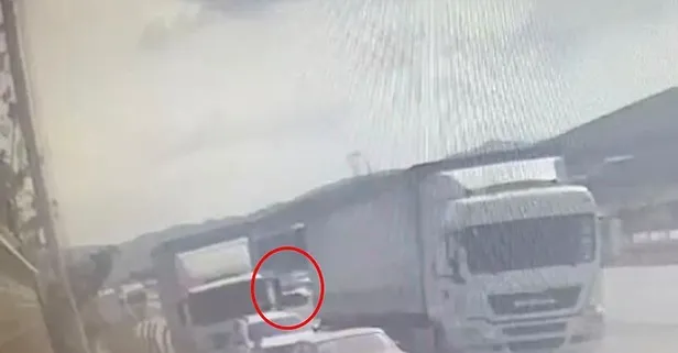 Park halindeki TIR’ın dorsesinin altına giren otomobildeki 2 kişi öldü! Bursa'daki korkunç kaza kamerada