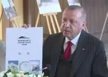 Başkan Erdoğan'ın tanıttığı Demokrasi ve Özgürlükler Adası'nın logosunda Adnan Menderes detayı
