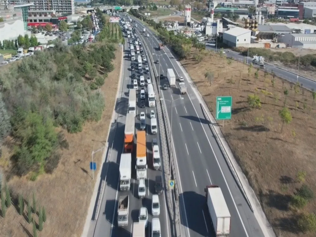 bahcesehir-tem-otoyolunda-korkutan-yangin-edirne-istikameti-trafige-kapatildi-1789653527041.jpeg Bahçeşehir TEM Otoyolu'nda korkutan yangın: Edirne istikameti trafiğe kapatıldı-3