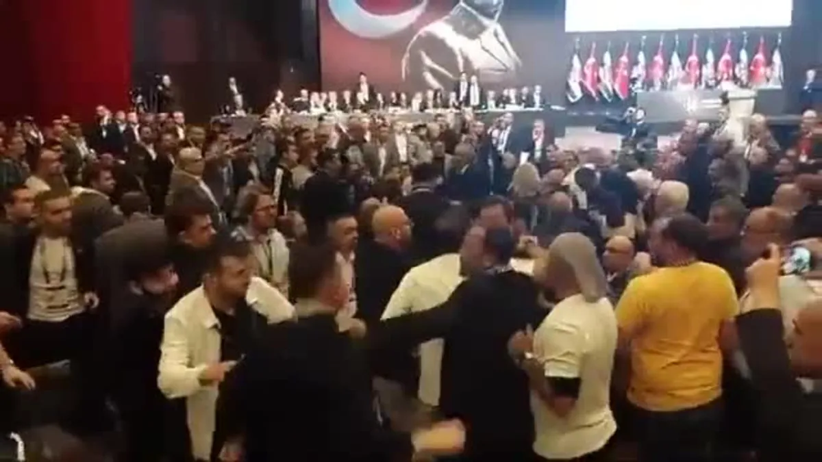 Beşiktaş'ın Genel Kurulu'nda büyük kavga! Eski başkan Ahmet Nur Çebi'nin kongre salonuna gelmesiyle ortalık karıştı