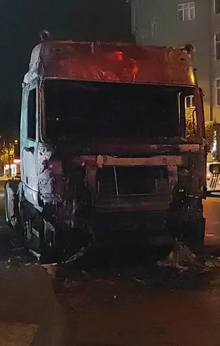 Sultangazi'de park halindeki tır yandı!