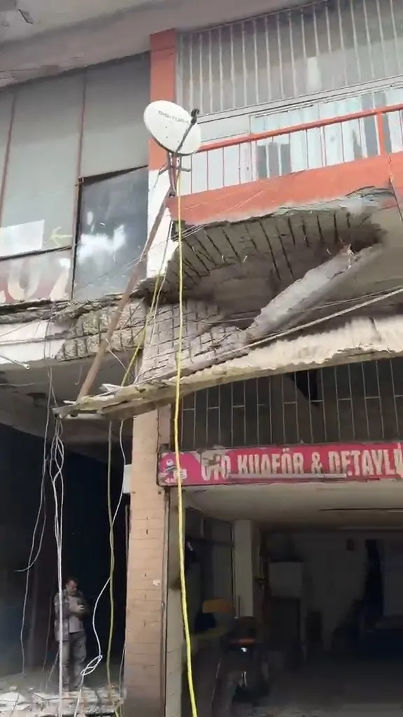 umraniyede-sanayi-sitesinde-balkon-coktu-1792836035818.jpg İstanbul Ümraniye'deki Güven Sanayi Sitesi'nde yıkım hazırlığı sırasında balkon çöktü! 3 işçi yaralandı-3