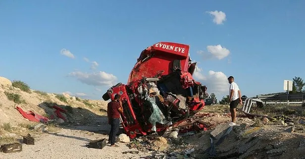 Mersin'de ev eşyası taşıyan kamyon devrildi: 4 ölü