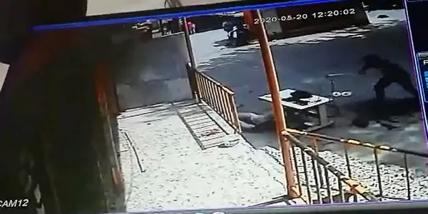 istanbulda-akilalmaz-olay-basina-caraskal-dustu-beyni-patladi-1590570000793.jpg İstanbul'da akılalmaz olay! Başına caraskal düştü, beyni patladı-2