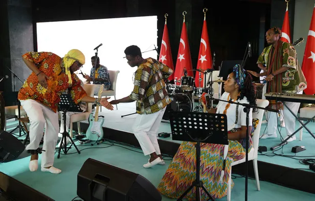 emine-erdogan-dunya-gonulluluk-gunu-kapsaminda-cumhurbaskanligi-kulliyesindeki-afrika-evi-programina-katildi-1670353398570.jpg Emine Erdoğan, Dünya Gönüllülük Günü kapsamında Cumhurbaşkanlığı Külliyesi'ndeki Afrika Evi programına katıldı-14