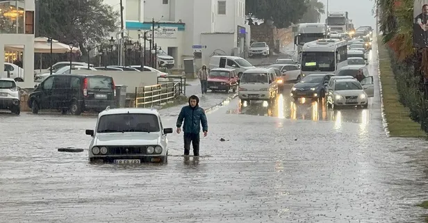 Bodrum’da sağanak yağış hayatı felç etti: Cadde ve sokaklar göle döndü