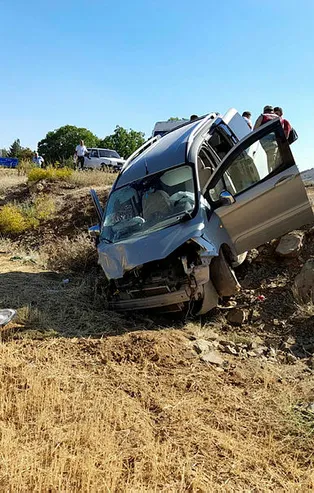 Elazığ'da iki araç kafa kafaya çarpıştı! Yaralılar var