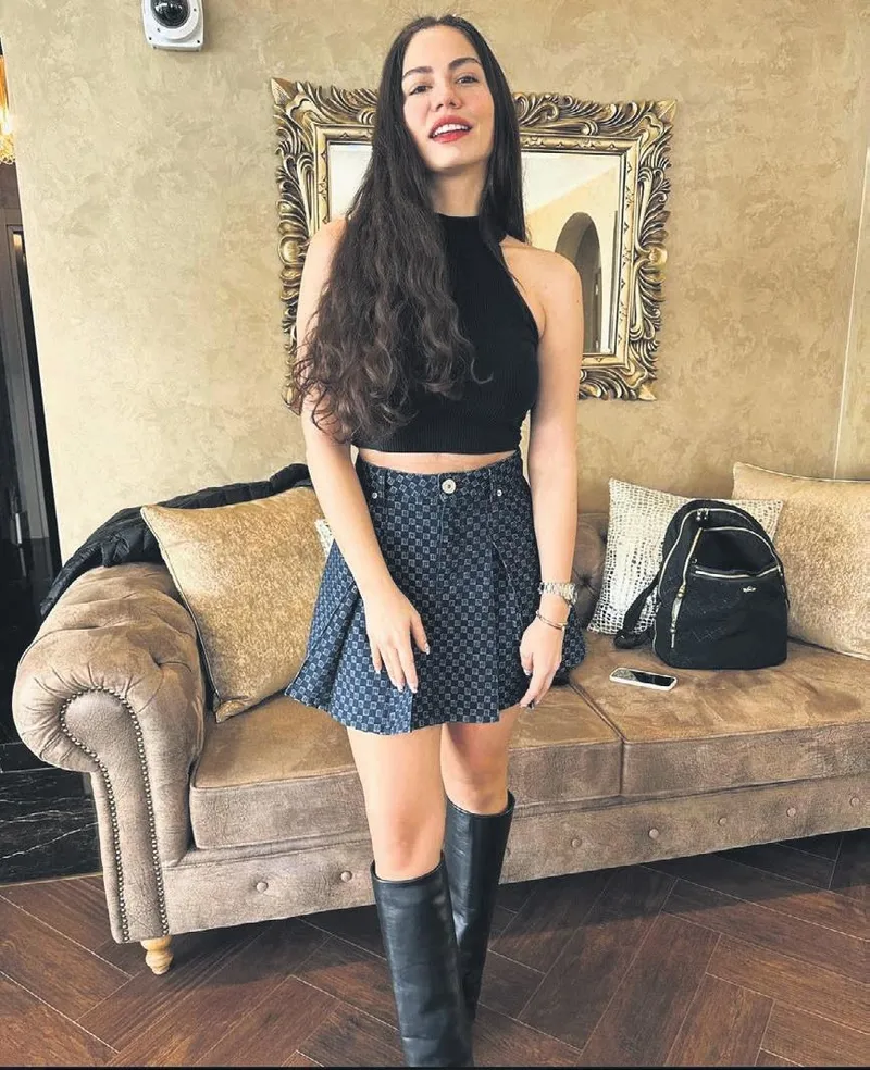 1708553004562.jpeg 70 bin TL'lik kombin | Hem kazanıyor hem harcıyor: Demet Özdemir yine pahalı tarzıyla sosyal medyayı salladı-3