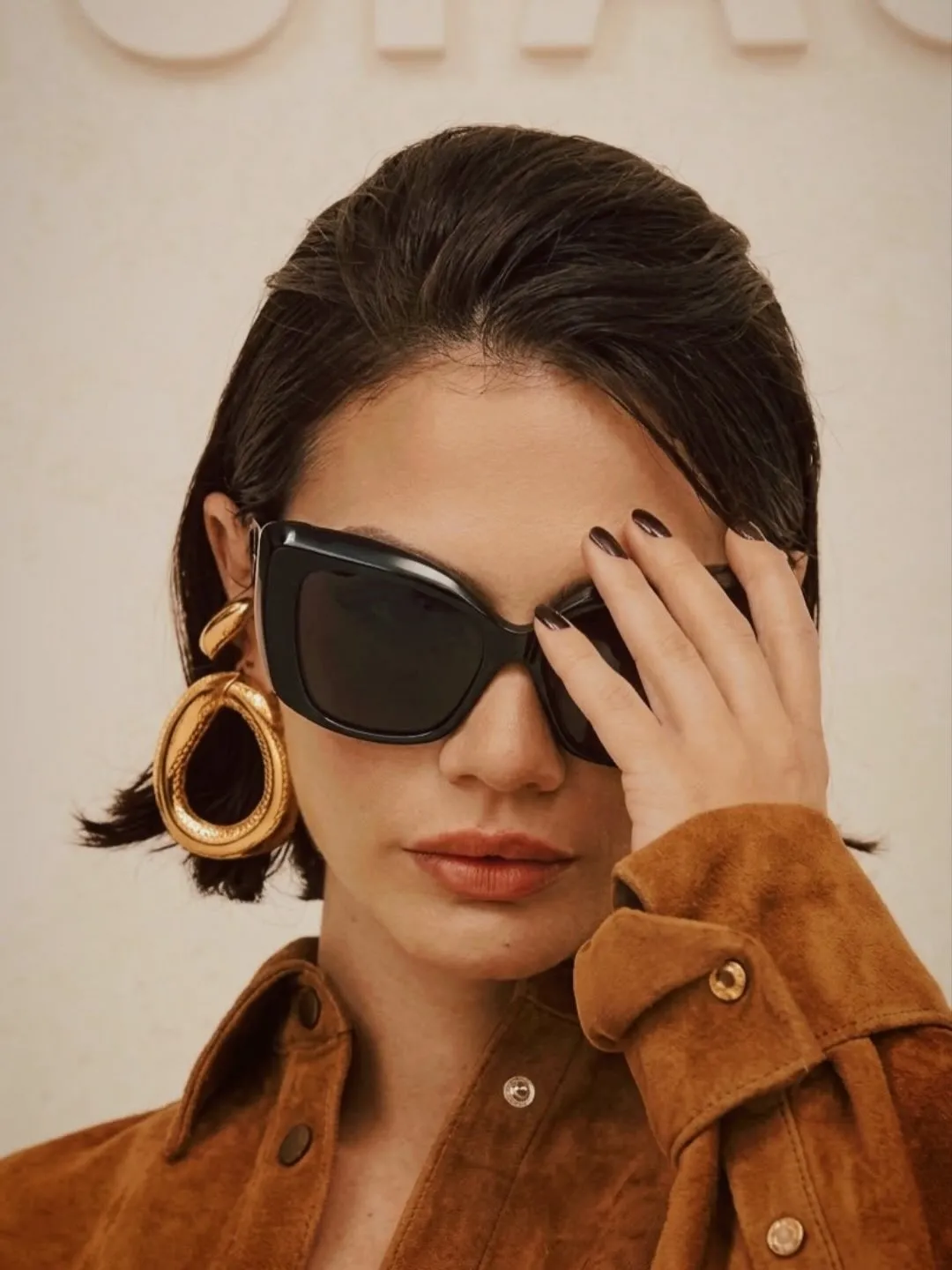 1790889316356.jpg Demet Özdemir Fransa'da yeni tarzıyla boy gösterdi! Yüz hatları ve kombini olay oldu: Derya Uluğ kayıtsız kalmadı-5