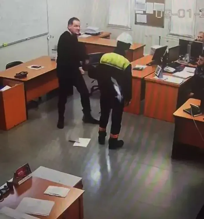 Kocaeli'deki bir fabrikada skandal görüntü! Patronun işçisine yaptıkları Çalışma ve Sosyal Güvenlik Bakanlığı'nı harekete geçirdi-4