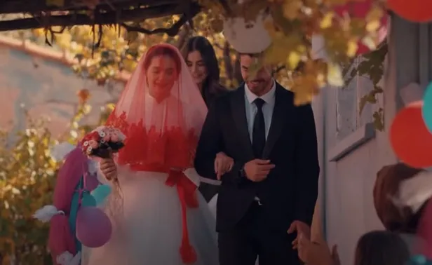 gonul-dagindan-bir-keyiflendirecek-bir-de-kahredecek-haber-geldi-apar-topar-yayin-akisindan-cikarildi-1636446546123.jpg Apar topar yayın akışından çıkarıldı! Gönül Dağı'ndan bir keyiflendirecek bir de kahredecek haber geldi!-2
