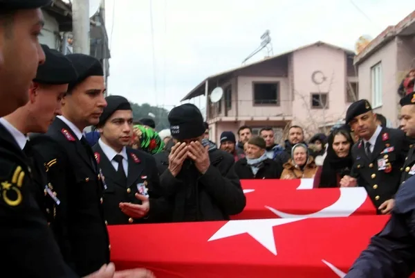 1676122163455.jpeg Deprem şehitlerine Çanakkale'de son veda! Oğlunun ve torunlarının tabutlarına sarılıp gözyaşı döktü-2