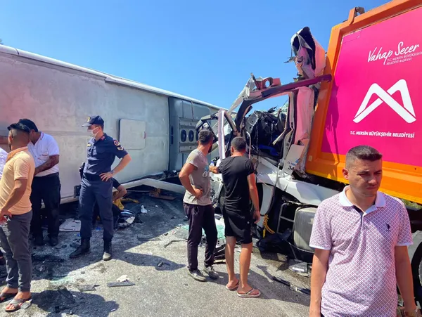 mersinde-yolcu-otobusu-ile-tir-carpisti-14-yarali-1624959187443.jpg Mersin'de yolcu otobüsü ile TIR çarpıştı: 14 yaralı-5