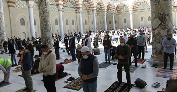 Diyanet cemaatlerde mesafe kurallarını kaldırdı: Saflar sıklaşıyor