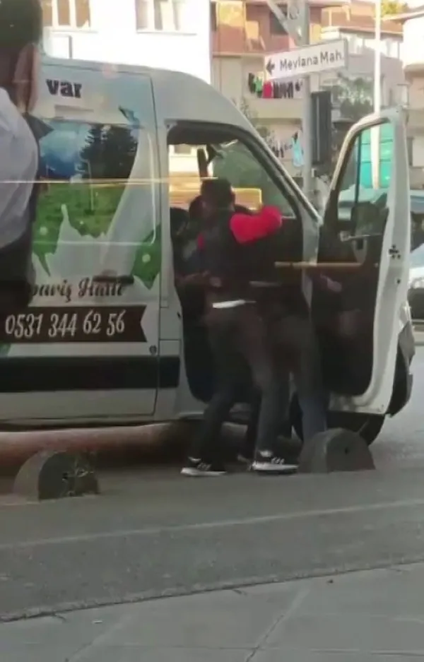 istanbulda-bir-kisiyi-gupegunduz-deoverek-kacirdilar-1631603604734.jpg İstanbul'da bir kişiyi güpegündüz döverek kaçırdılar-1