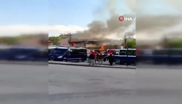 Başkent'te iki katlı ahşap bina yandı